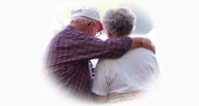 coppia anziani abbracciati in casa di riposo